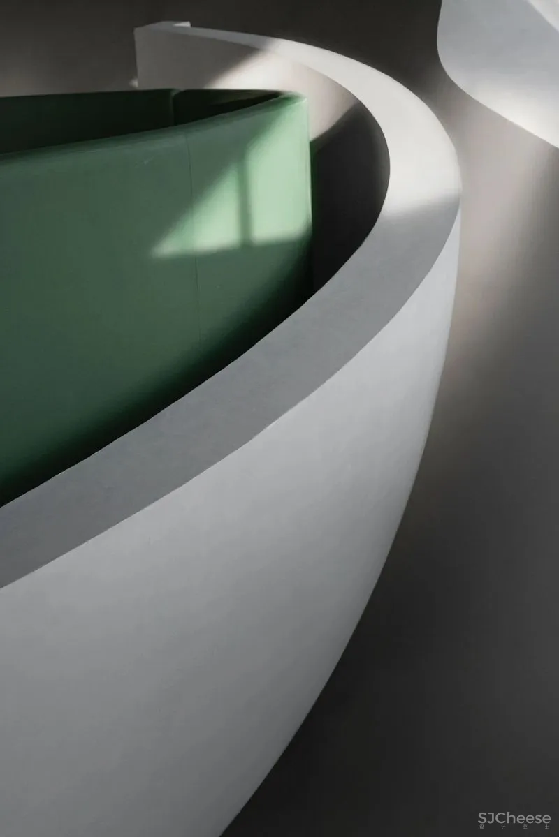 关联以空间的「解构性」和「抽象性」 构序「超现实的界面」