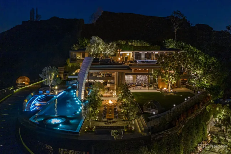 1800㎡ 的别墅 ,月租金248万,主卧天窗全打开,再次刷新豪宅认知!