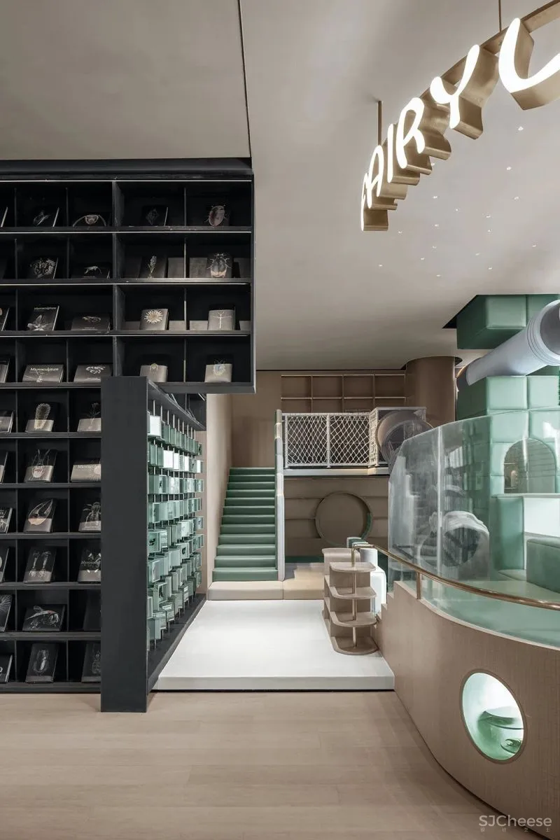 关联以空间的「解构性」和「抽象性」 构序「超现实的界面」