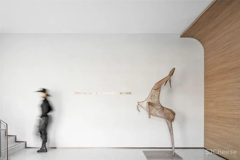 旭辉 x S.U.N 这个咖啡吧看起来不错，等等、他们好像还卖房子