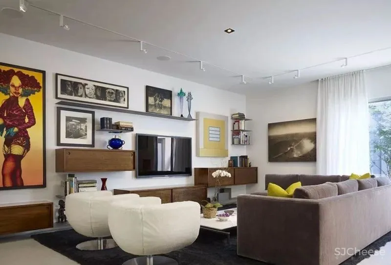 电视墙已经OUT了，现在都这么放电视！