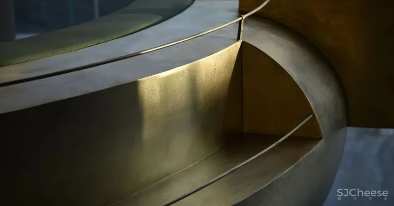 关联以空间的「解构性」和「抽象性」 构序「超现实的界面」