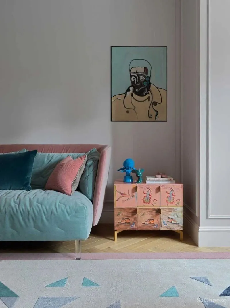 这个家的色彩真是又多又有趣，并巧妙的融入了法式的浪漫中