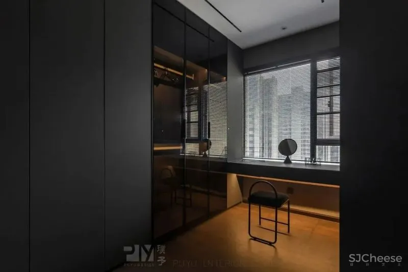 力量黑 生机绿,这个128㎡家既有蓄势的氛围,又有向上的张力! 璞予设计