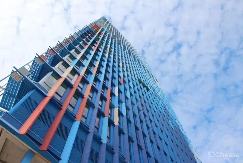 因追求完美，赔偿甲方13.6亿！这位“变态”建筑师，在岩石中凿了个酒店！