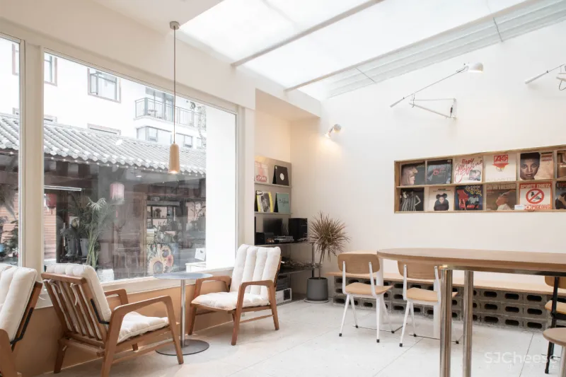 外物 × More Mountains多山:咖啡轻食青旅集合店