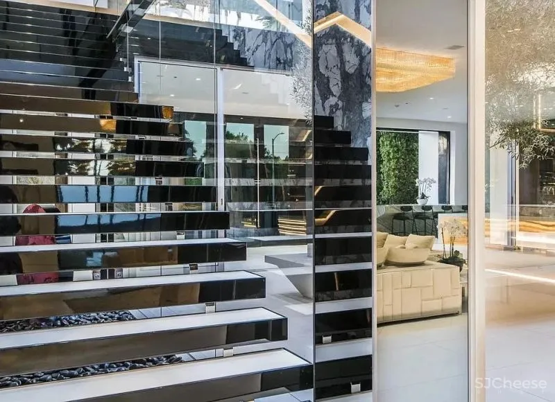 3亿一栋的别墅,仅看到车库就跪了!