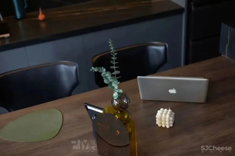 力量黑 生机绿,这个128㎡家既有蓄势的氛围,又有向上的张力! 璞予设计