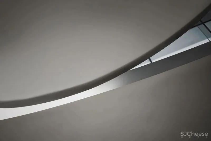 关联以空间的「解构性」和「抽象性」 构序「超现实的界面」