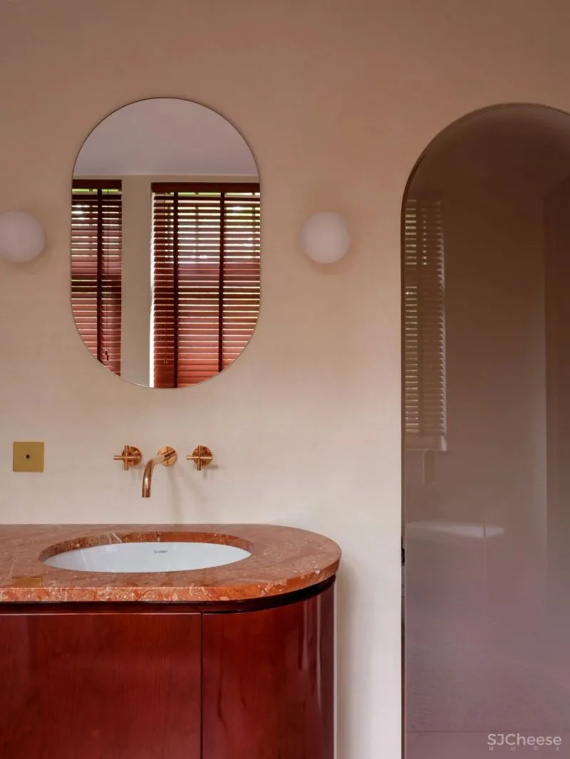 以赤陶土色和橄榄绿色,打造20世纪30年代建筑的旧魅力