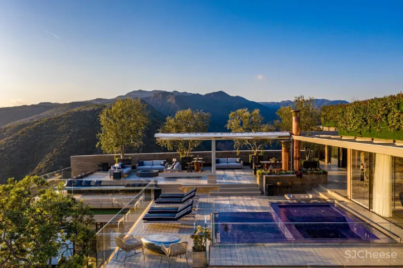 1800㎡ 的别墅 ,月租金248万,主卧天窗全打开,再次刷新豪宅认知!