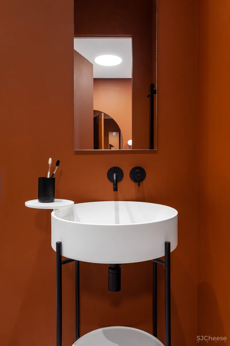 100㎡ 两室一厅，黑色墙面这样使用一点都不沉闷