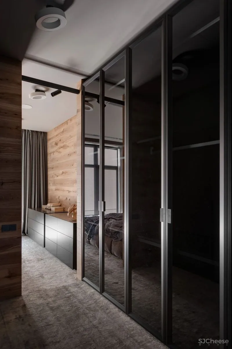 温暖舒适的两层Forest居所，有一只大猫在暗中观察