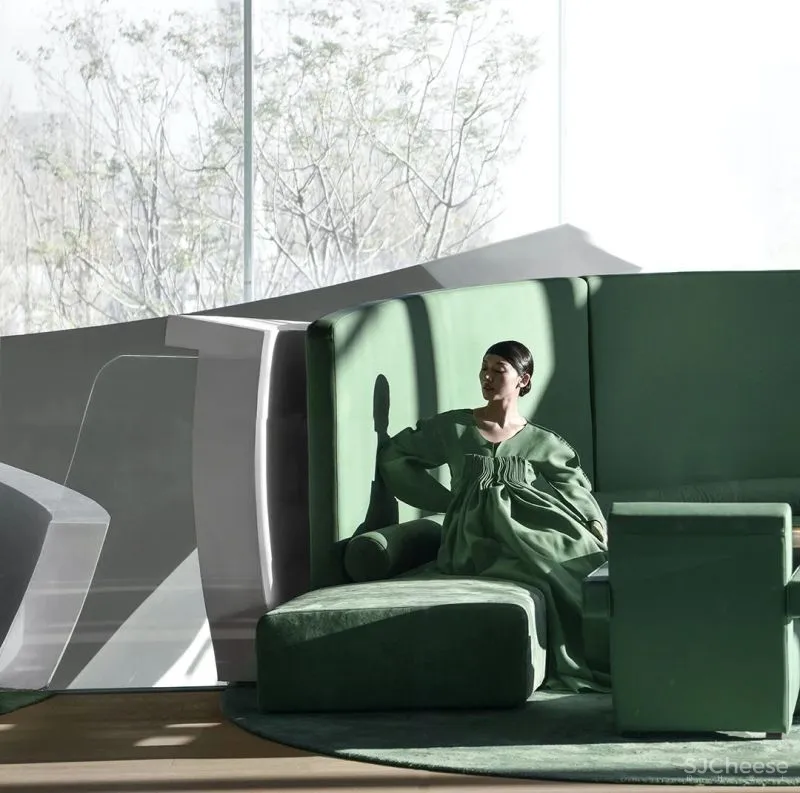 关联以空间的「解构性」和「抽象性」 构序「超现实的界面」