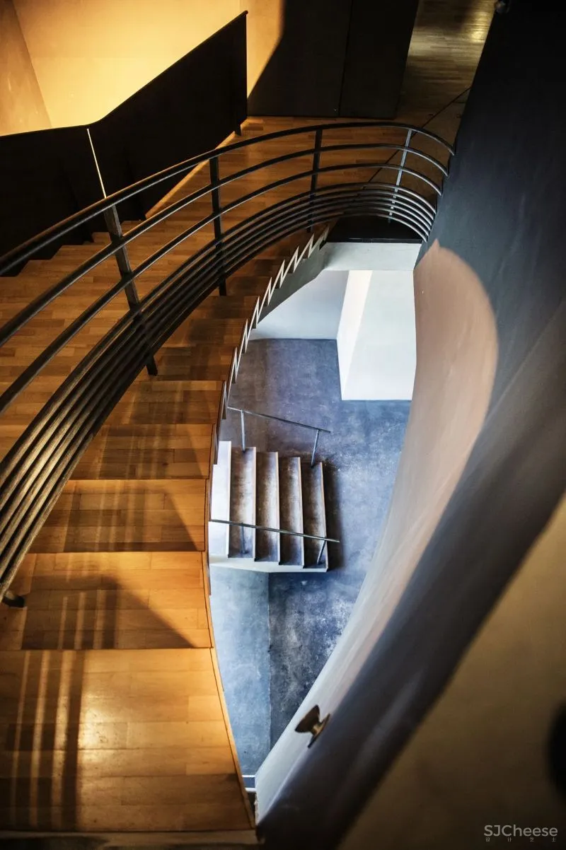 因追求完美，赔偿甲方13.6亿！这位“变态”建筑师，在岩石中凿了个酒店！