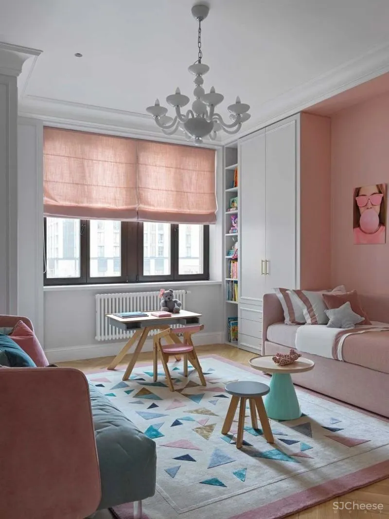 这个家的色彩真是又多又有趣，并巧妙的融入了法式的浪漫中