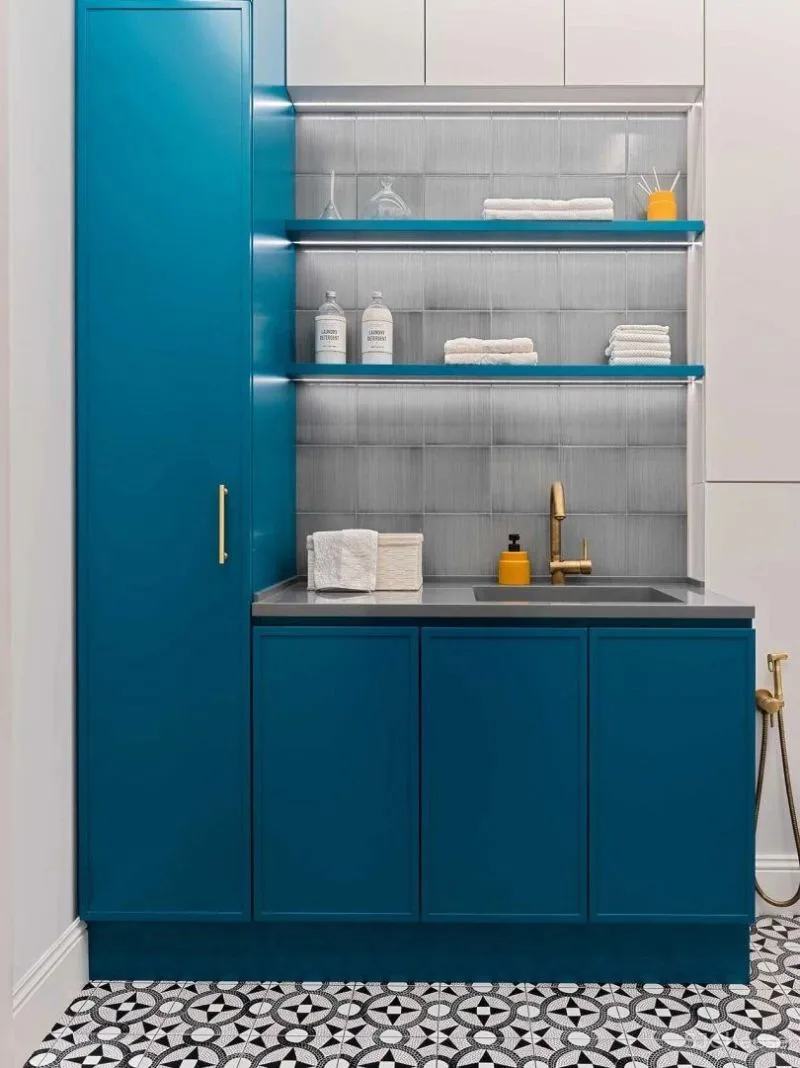 这个家的色彩真是又多又有趣，并巧妙的融入了法式的浪漫中