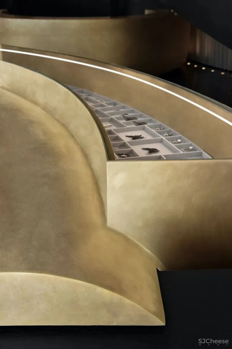 关联以空间的「解构性」和「抽象性」 构序「超现实的界面」