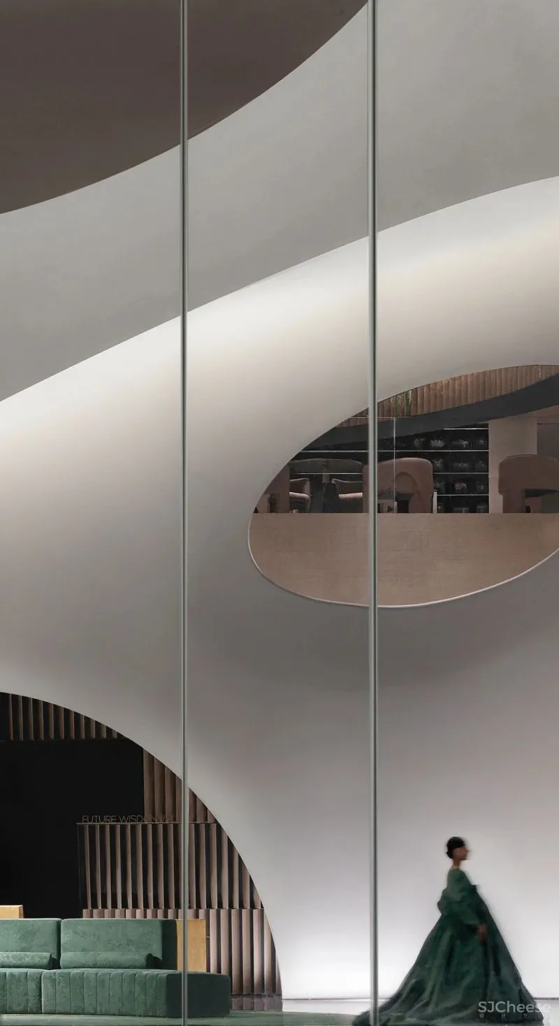 关联以空间的「解构性」和「抽象性」 构序「超现实的界面」