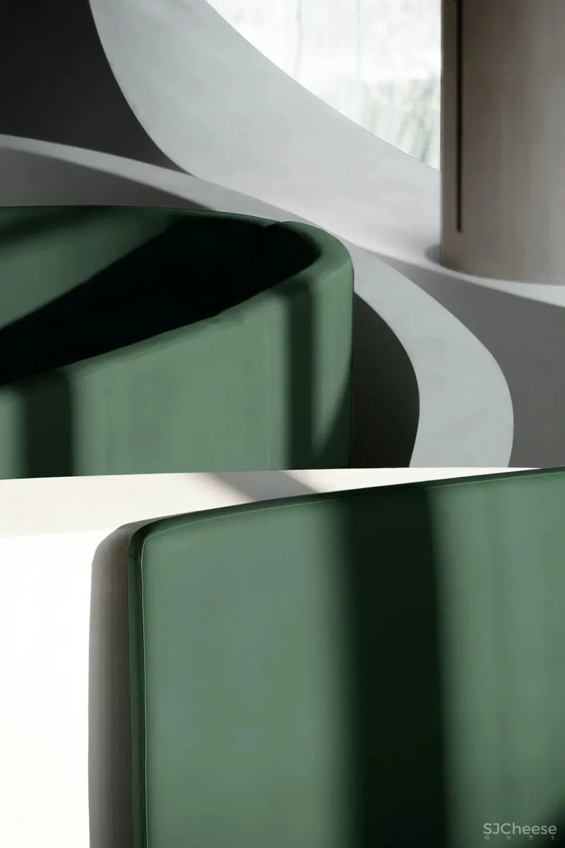 关联以空间的「解构性」和「抽象性」 构序「超现实的界面」