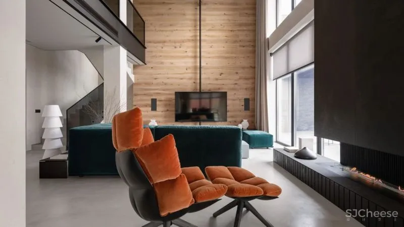 温暖舒适的两层Forest居所，有一只大猫在暗中观察