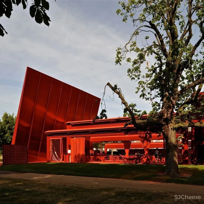 因追求完美，赔偿甲方13.6亿！这位“变态”建筑师，在岩石中凿了个酒店！