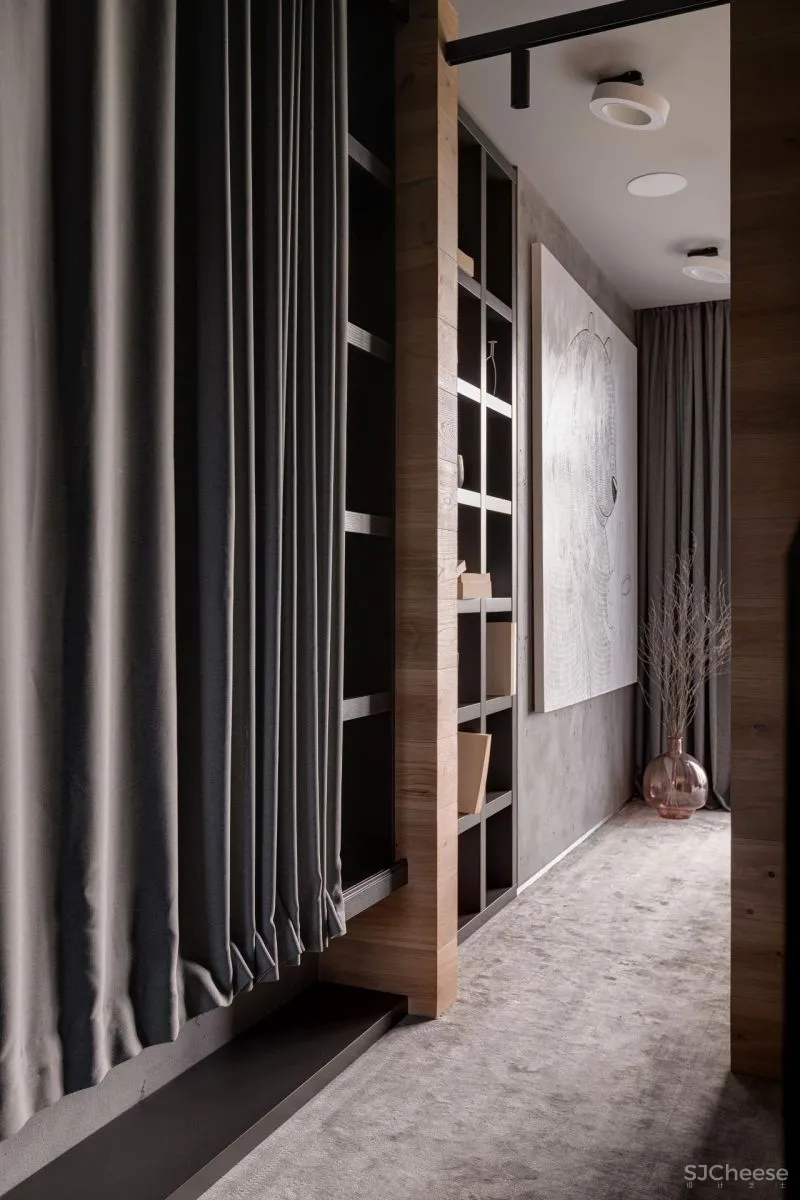 温暖舒适的两层Forest居所，有一只大猫在暗中观察