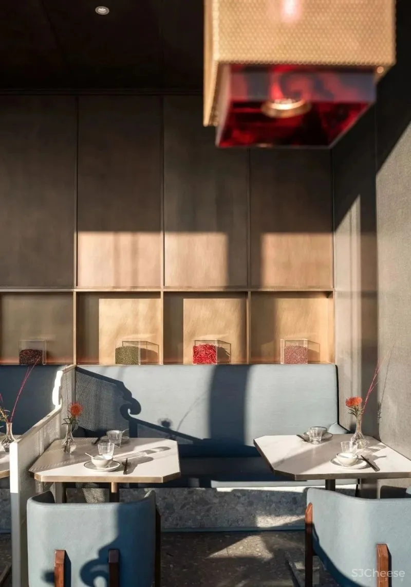 取其色彩变换之妙,麻六记国贸首店