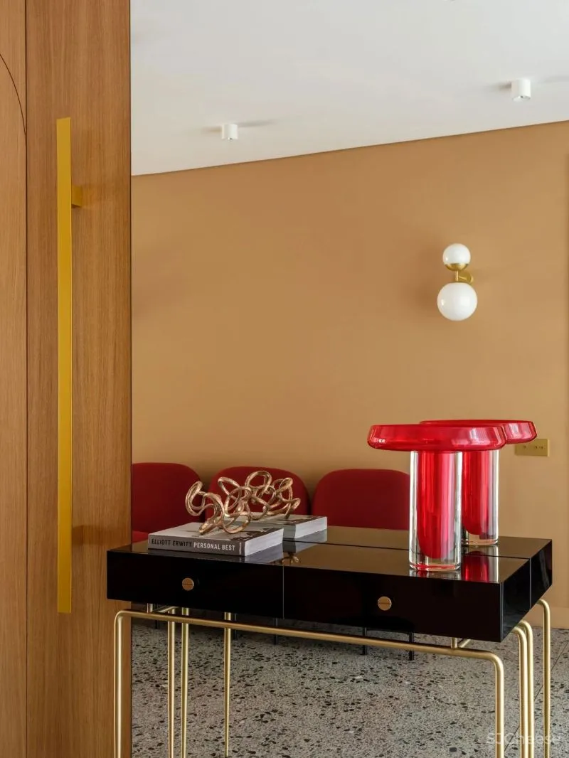 以赤陶土色和橄榄绿色,打造20世纪30年代建筑的旧魅力