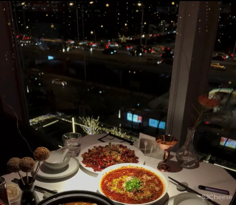 取其色彩变换之妙,麻六记国贸首店