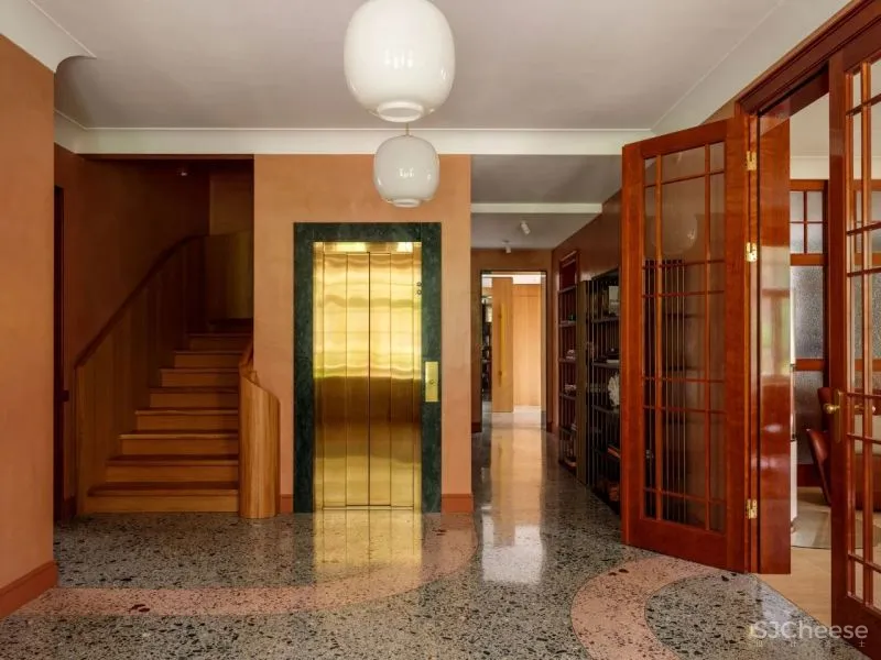 以赤陶土色和橄榄绿色,打造20世纪30年代建筑的旧魅力