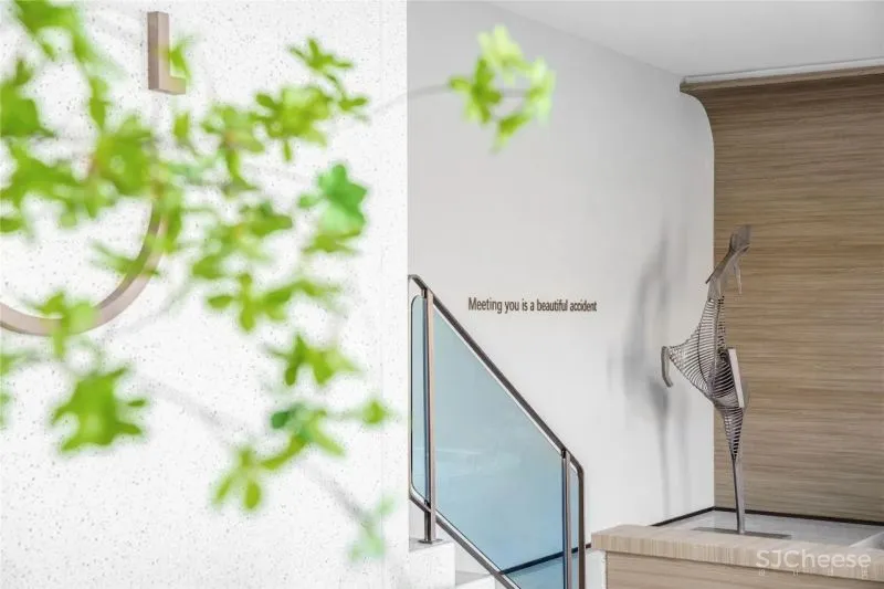 旭辉 x S.U.N 这个咖啡吧看起来不错，等等、他们好像还卖房子