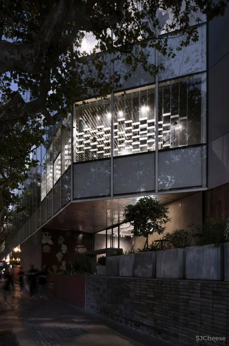 街头潮牌集合店Akenz上海TX mall旗舰店,滑板文化植入空间中