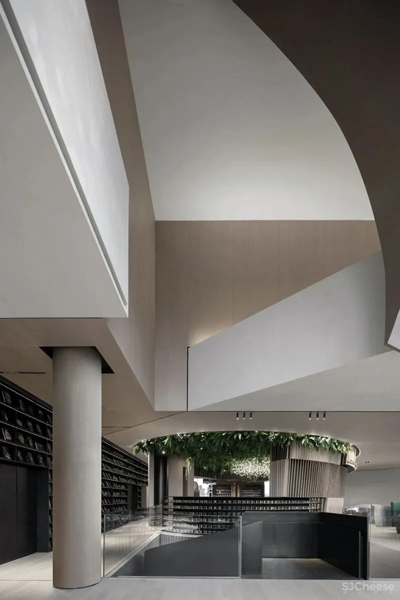 关联以空间的「解构性」和「抽象性」 构序「超现实的界面」