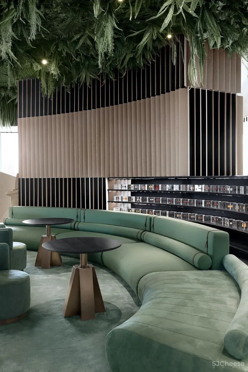 关联以空间的「解构性」和「抽象性」 构序「超现实的界面」