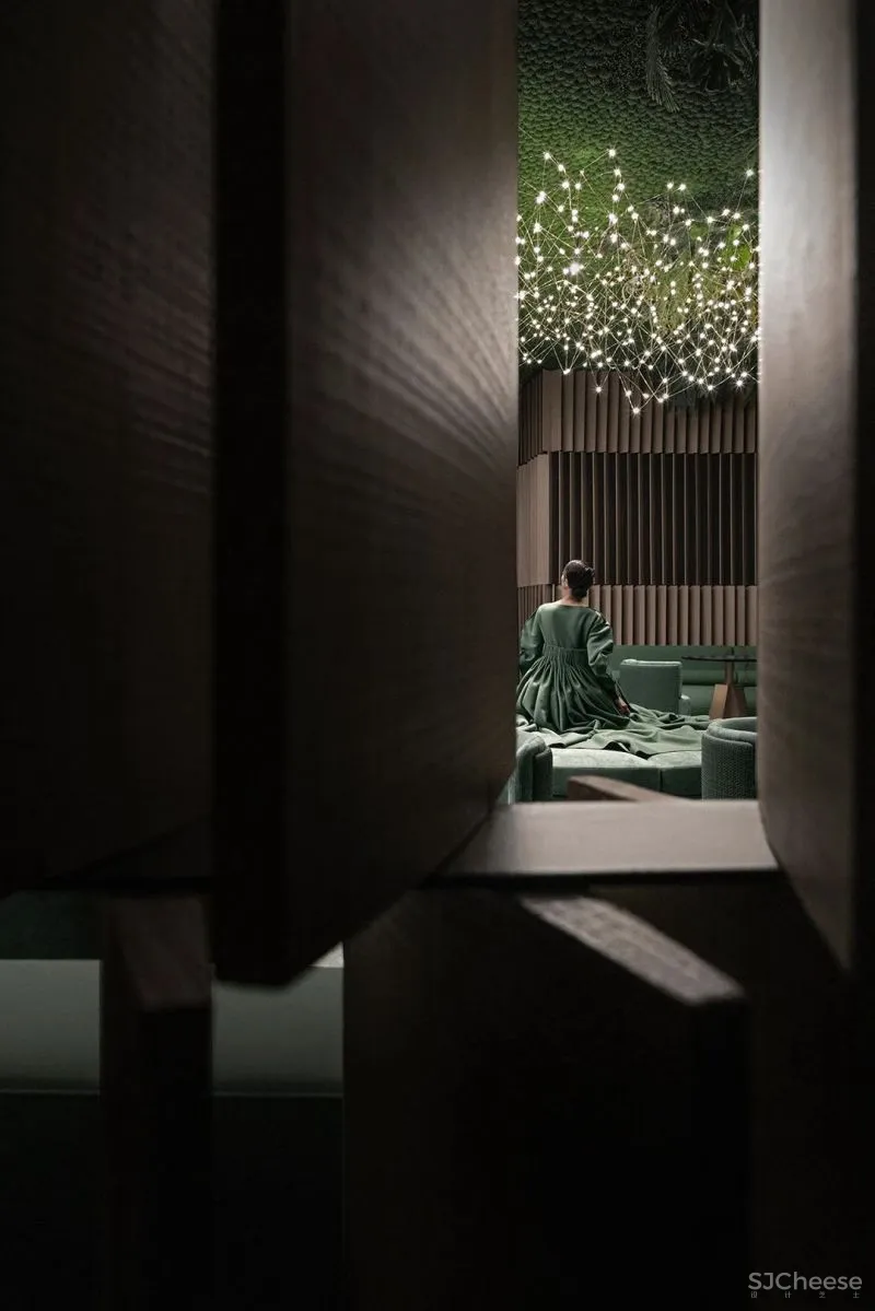 关联以空间的「解构性」和「抽象性」 构序「超现实的界面」