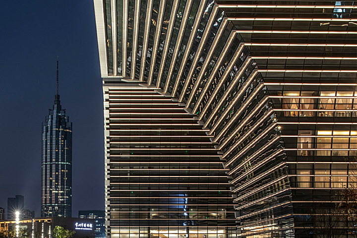 邵龙 • 在木星酒吧｜不甘寂寞的宇宙星空，感性与理性的交替共振