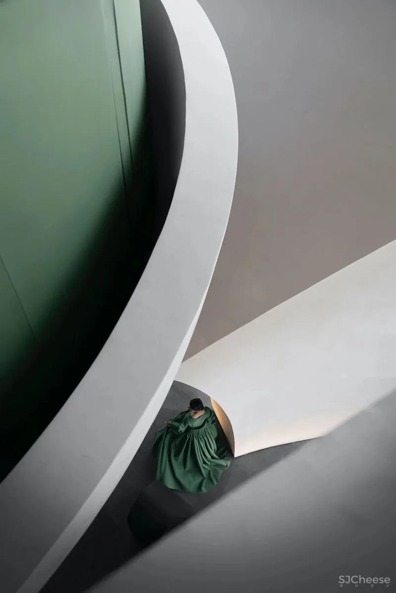 关联以空间的「解构性」和「抽象性」 构序「超现实的界面」