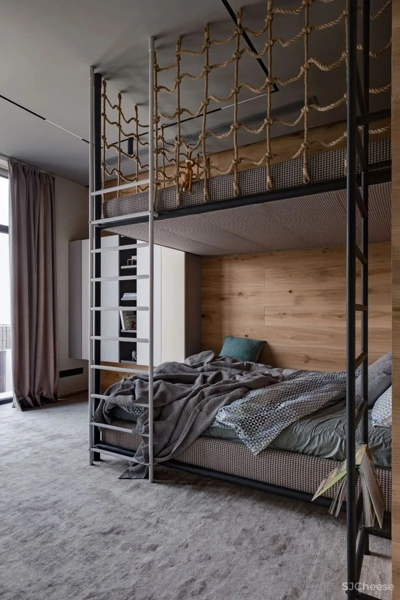 温暖舒适的两层Forest居所，有一只大猫在暗中观察