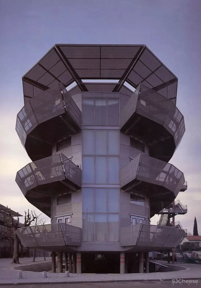 因追求完美，赔偿甲方13.6亿！这位“变态”建筑师，在岩石中凿了个酒店！