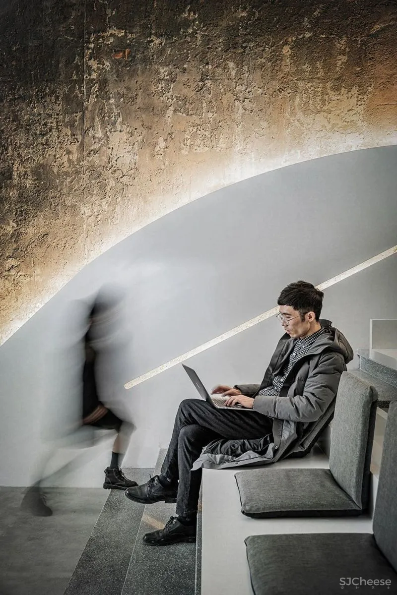 新作 举目垂屏 – 老厂房办公室改造，重庆 青·微舍工作室