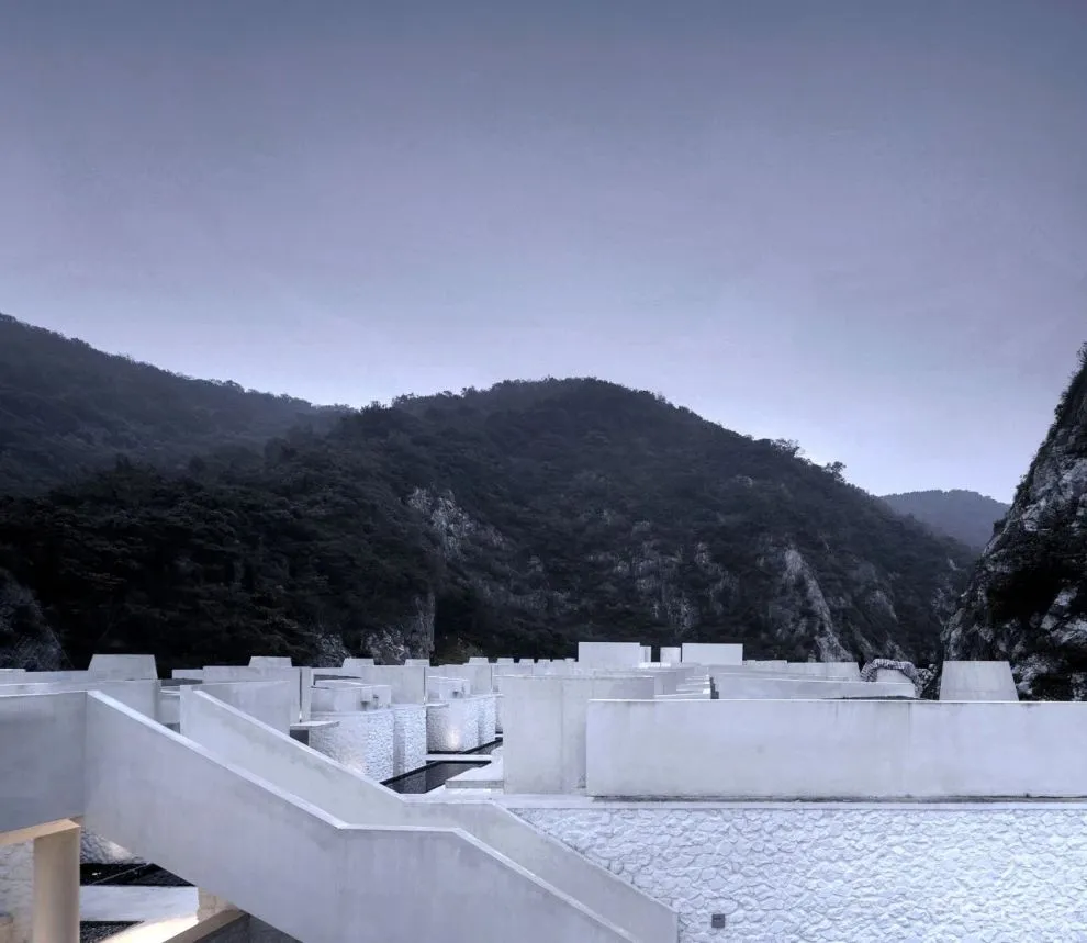 汤山云夕博物纪—矿坑石料雕琢的美学空间,是酒店也是美术馆