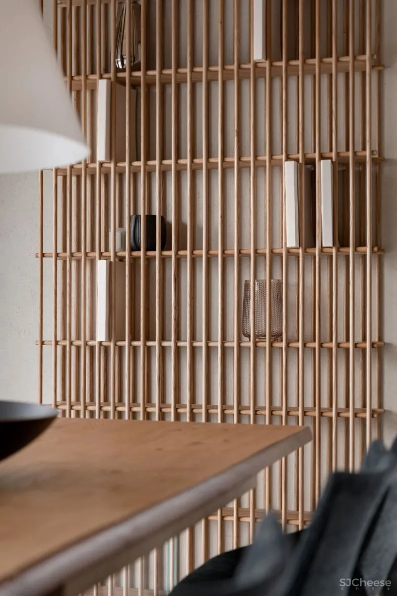 温暖舒适的两层Forest居所，有一只大猫在暗中观察