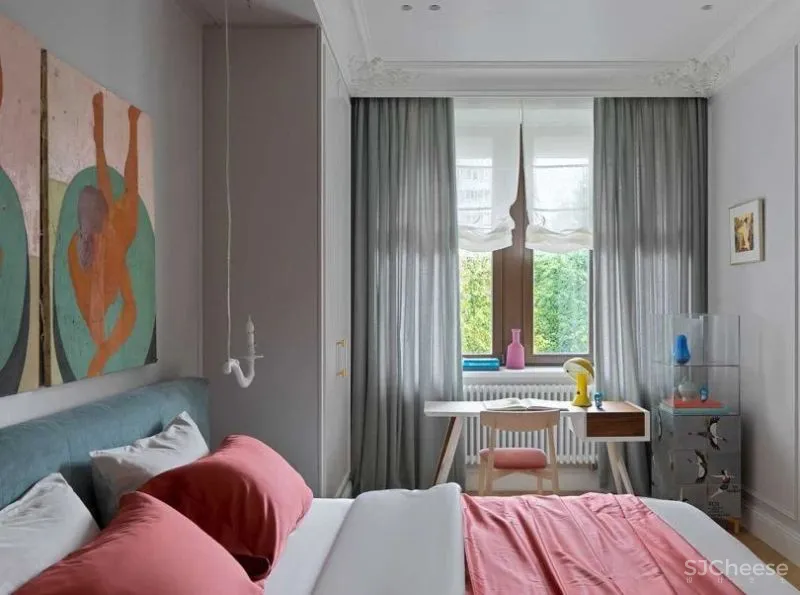 这个家的色彩真是又多又有趣，并巧妙的融入了法式的浪漫中