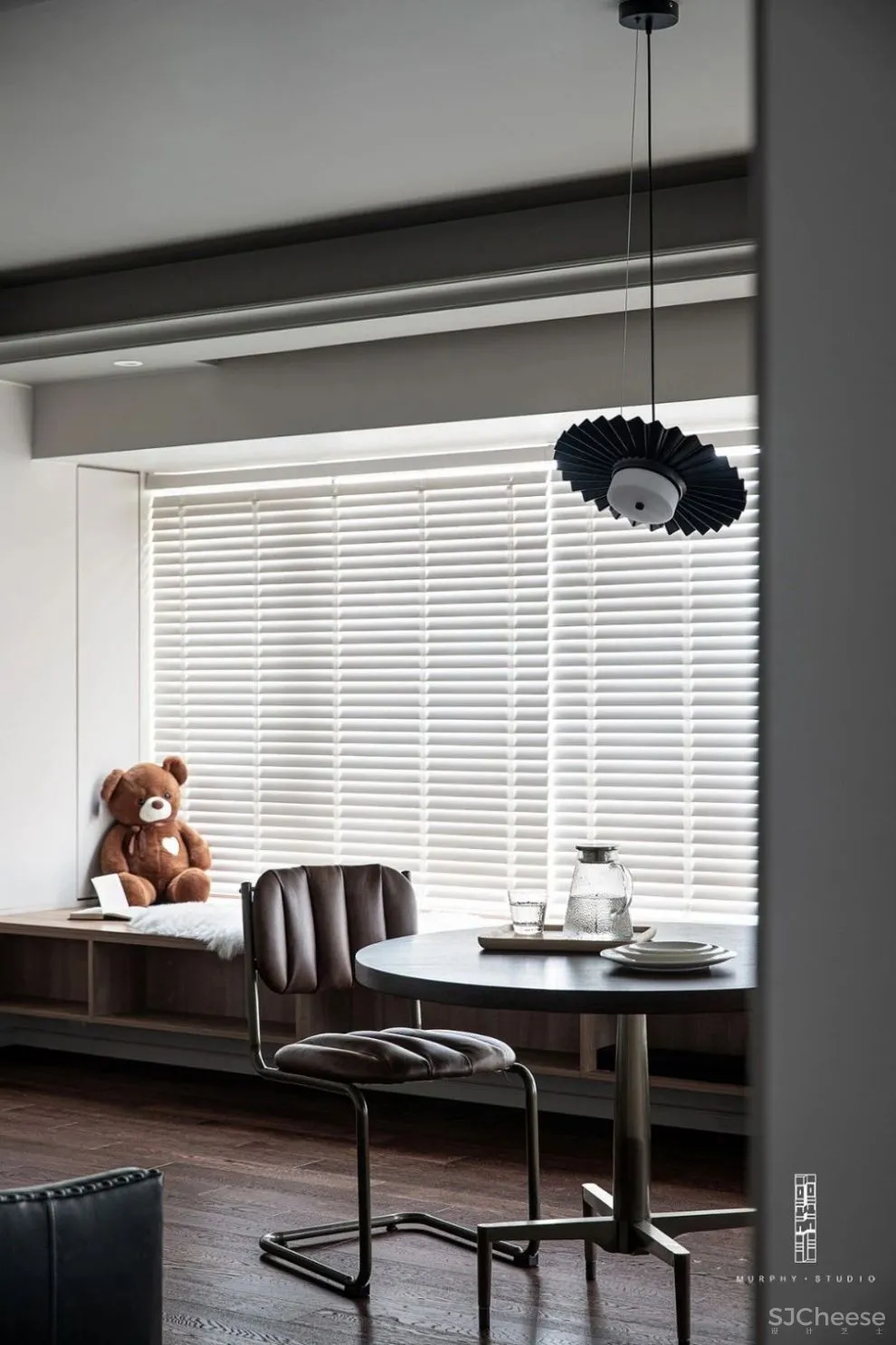 “大众脸”翻身成小区最靓的宅 墨菲设计