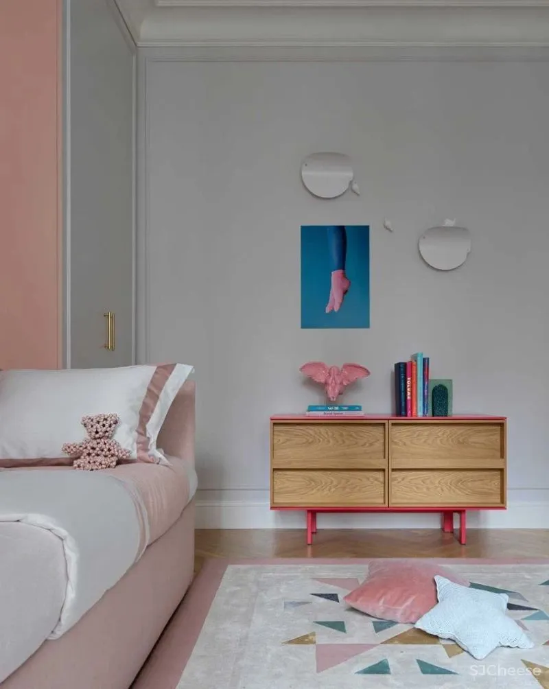 这个家的色彩真是又多又有趣，并巧妙的融入了法式的浪漫中