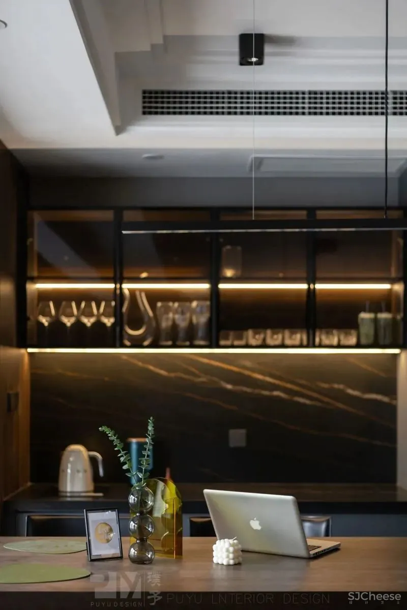 力量黑 生机绿,这个128㎡家既有蓄势的氛围,又有向上的张力! 璞予设计