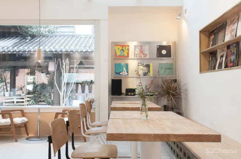 外物 × More Mountains多山:咖啡轻食青旅集合店