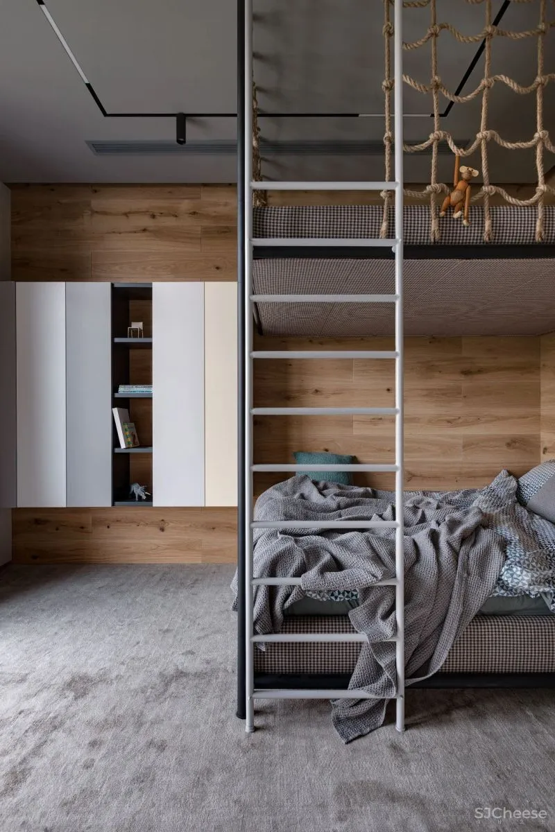 温暖舒适的两层Forest居所，有一只大猫在暗中观察