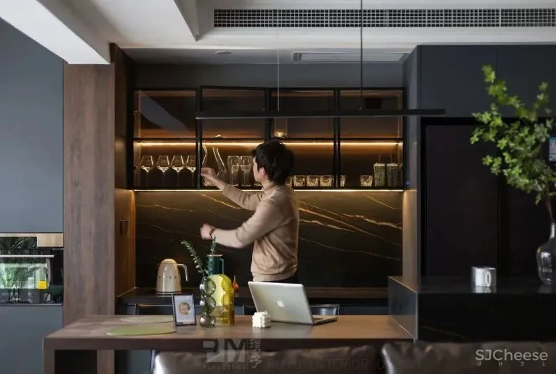 力量黑 生机绿,这个128㎡家既有蓄势的氛围,又有向上的张力! 璞予设计